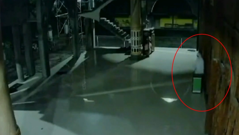 Viral! Pencuri Kotak Amal di Masjid Demak Pakai Mukena Mirip Pocong