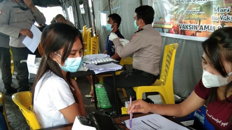 Ratusan Pengguna Jalan Trans Sulawesi Terima Suntikan Vaksin Covid-19 di Polres Minsel