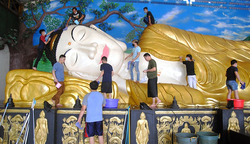 Tradisi Mencuci Patung Buddha Tidur Sambut Tahun Baru Imlek - Bagian 1