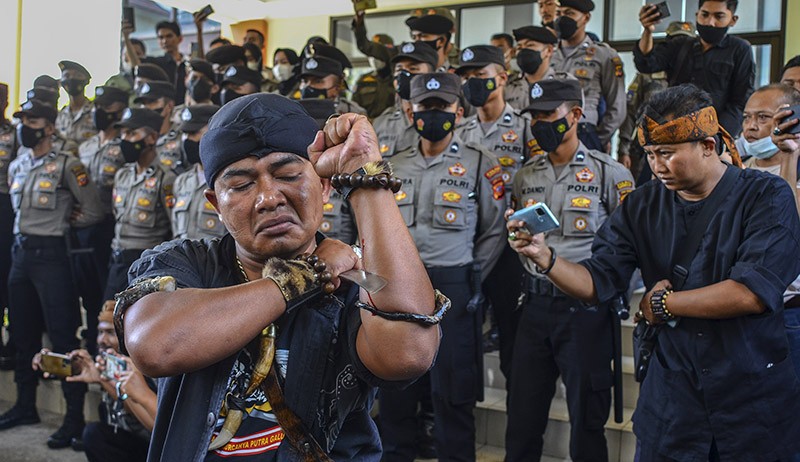 Warga Jabar Pamer Kebal Bacokan saat Aksi Protes Pernyataan Arteria Dahlan - Bagian 1