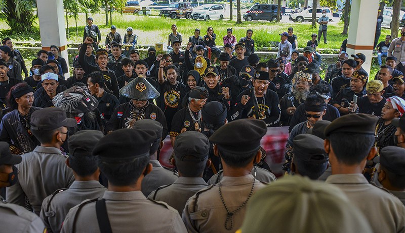 Warga Jabar Pamer Kebal Bacokan saat Aksi Protes Pernyataan Arteria Dahlan - Bagian 3