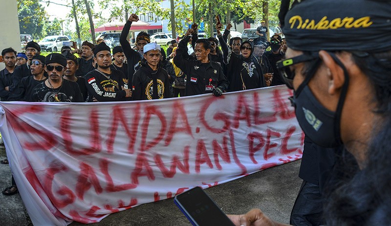 Warga Jabar Pamer Kebal Bacokan saat Aksi Protes Pernyataan Arteria Dahlan - Bagian 2