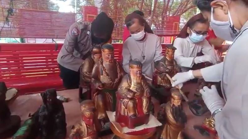 Jelang Perayaan Imlek, Kelenteng Hok Tio Bio di Pati Dibersihkan 