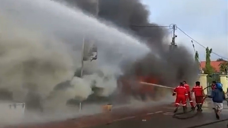 Kebakaran 3 Kios dan Warung Makan, Api Berasal dari Kompor Terjatuh