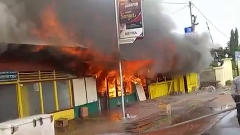 3 Kios dan Warung Makan Ludes Terbakar, Api Berkobar 
