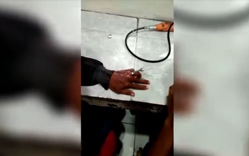 title Petugas Damkar Serba Bisa, Bantu Kakek-Kakek Lepas Cincin yang Kekecilan  Petugas Damkar Serba Bisa, Bantu Kakek-Kakek Lepas Cincin yang Kekecilan