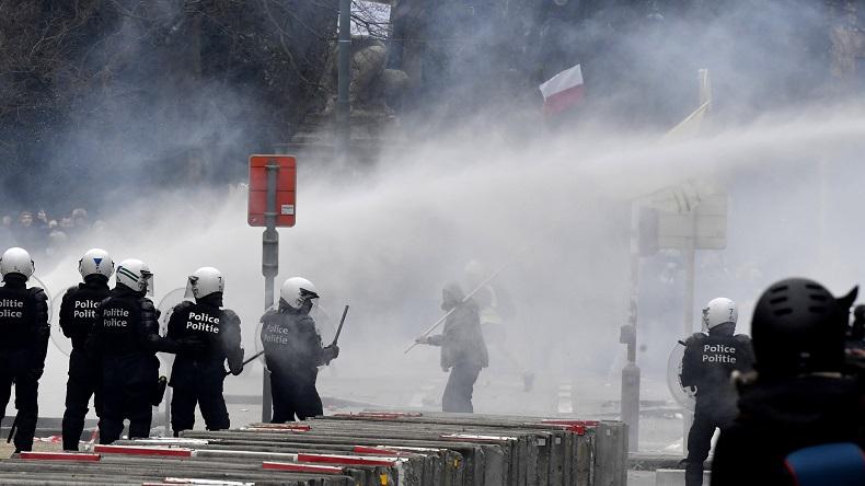 Aksi Protes Anti Vaksin Covid-19 Ricuh, Polisi Gunakan Water Canon dan Gas Air Mata Bubarkan Massa
