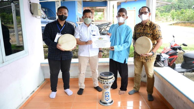 Lestarikan Kesenian Islami, PT Timah Tbk Salurkan Perlengkapan Hadrah ke Majelis Desa Pagarawan