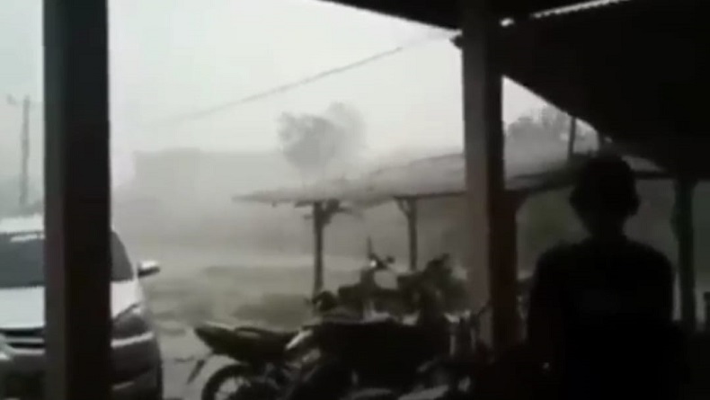 Puting Beliung Ngamuk di Cipeundeuy Subang, Warga Kumandangkan Azan