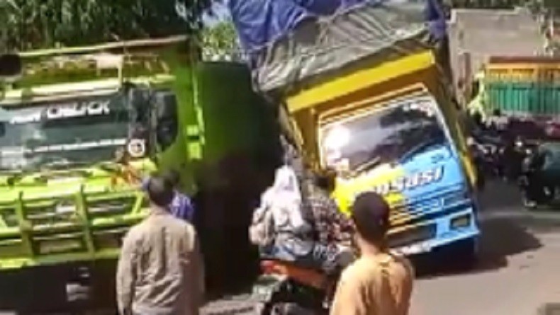Detik-Detik Truk Penuh Muatan Terguling di Sukabumi, Sempat Ditopang Truk Lain