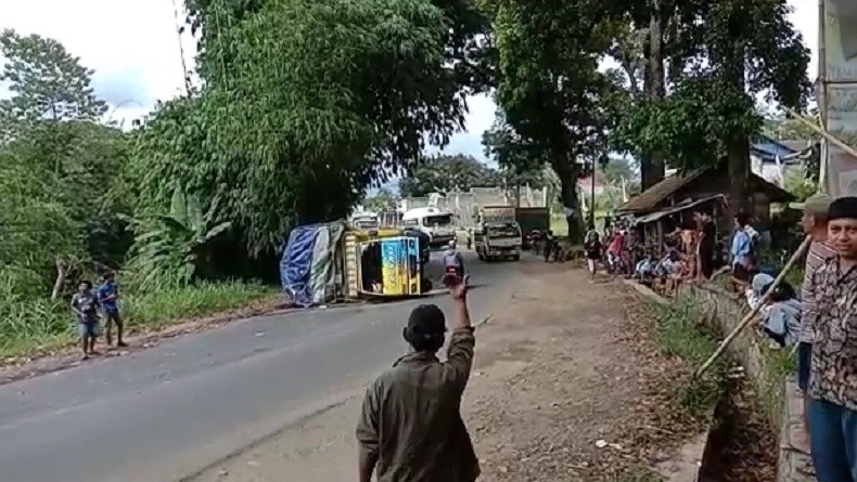 Jalur Miring, Truk Penuh Muatan Terguling di Sukabumi