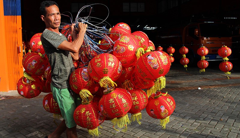Damkar Pontianak Pasang Lampion dan Bunga untuk Spot Foto Perayaan Imlek - Bagian 3