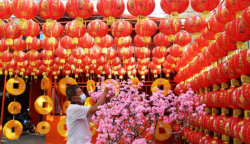 Damkar Pontianak Pasang Lampion dan Bunga untuk Spot Foto Perayaan Imlek - Bagian 1