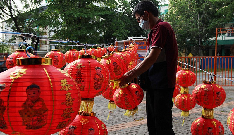 Damkar Pontianak Pasang Lampion dan Bunga untuk Spot Foto Perayaan Imlek - Bagian 2