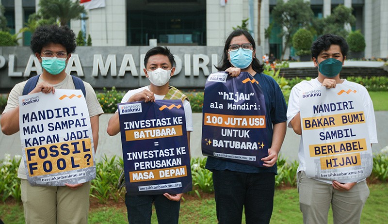 Aktivis Lingkungan Hidup Gelar Aksi Bersih-Bersih Bank - Bagian 4