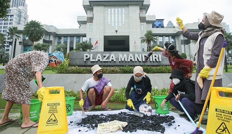 Aktivis Lingkungan Hidup Gelar Aksi Bersih-Bersih Bank - Bagian 1