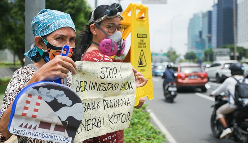 Aktivis Lingkungan Hidup Gelar Aksi Bersih-Bersih Bank - Bagian 3