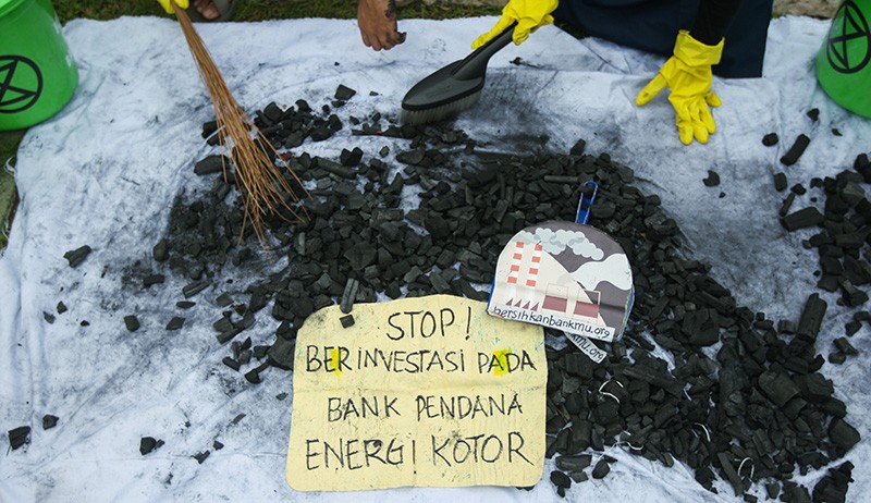 Aktivis Lingkungan Hidup Gelar Aksi Bersih-Bersih Bank - Bagian 2