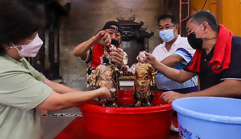 Ritual Pencucian Patung Dewa Jelang Tahun Baru Imlek - Bagian 3