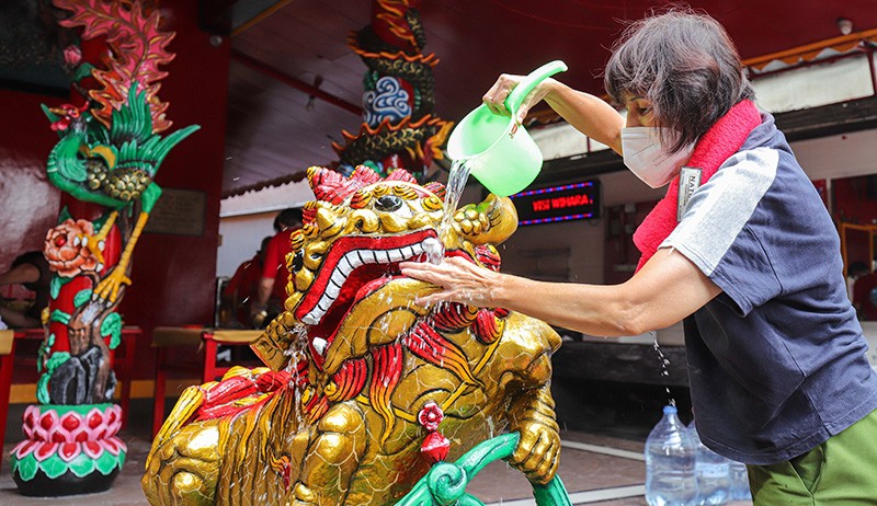 Ritual Pencucian Patung Dewa Jelang Tahun Baru Imlek - Bagian 4