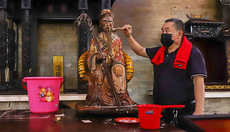 Ritual Pencucian Patung Dewa Jelang Tahun Baru Imlek - Bagian 2