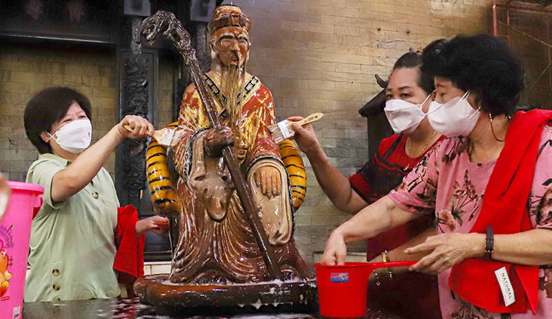 Ritual Pencucian Patung Dewa Jelang Tahun Baru Imlek - Bagian 1