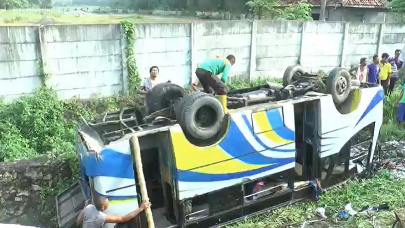 Bus Terguling di Grobogan, Puluhan Penumpang Luka 