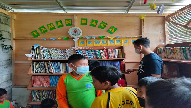 Tim MBKM UNS Dirikan Perpustakaan di Sewurejo Karanganyar  