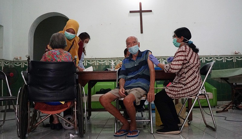 Ragam Ekspresi Lansia saat Disuntik Vaksin Booster di Panti Wreda Elim Semarang - Bagian 2