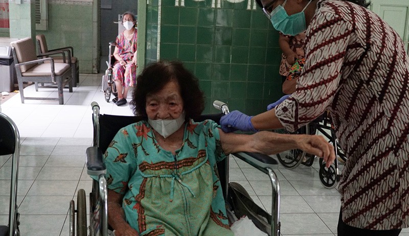 Ragam Ekspresi Lansia saat Disuntik Vaksin Booster di Panti Wreda Elim Semarang - Bagian 3