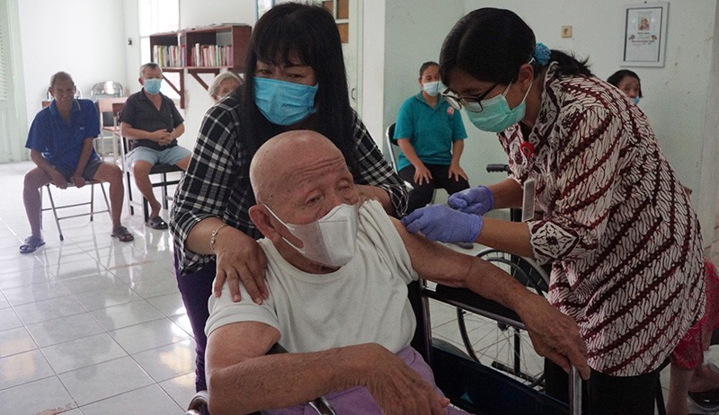 Ragam Ekspresi Lansia saat Disuntik Vaksin Booster di Panti Wreda Elim Semarang - Bagian 6