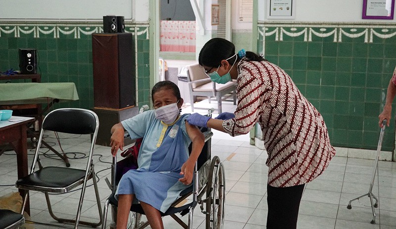 Ragam Ekspresi Lansia saat Disuntik Vaksin Booster di Panti Wreda Elim Semarang - Bagian 4