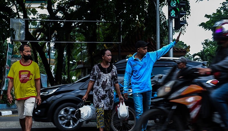 Ketika Pengendara Tidak Peduli dengan Lampu Penyeberangan Pejalan Kaki - Bagian 1