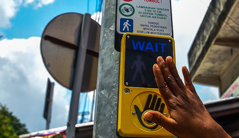 Ketika Pengendara Tidak Peduli dengan Lampu Penyeberangan Pejalan Kaki - Bagian 3