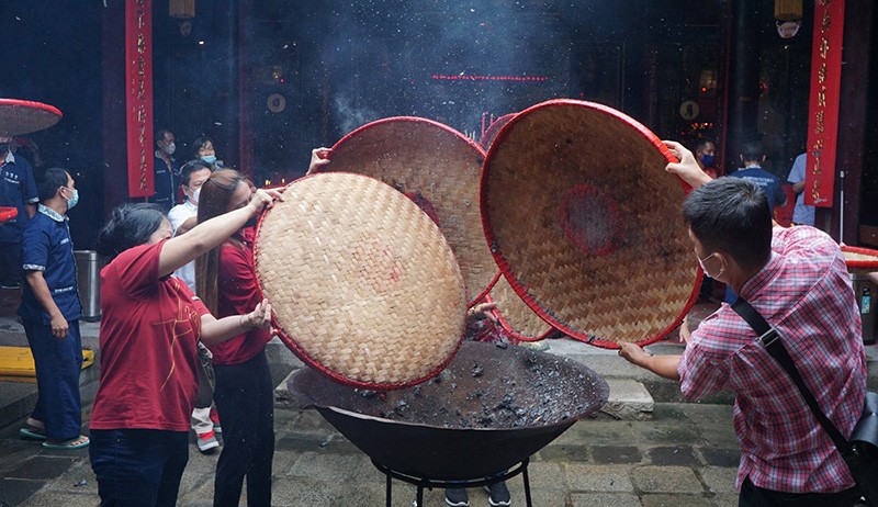 Ritual Toa Pek Kong Sambut Tahun Baru Imlek di Kelenteng Tay Kak Sie - Bagian 4
