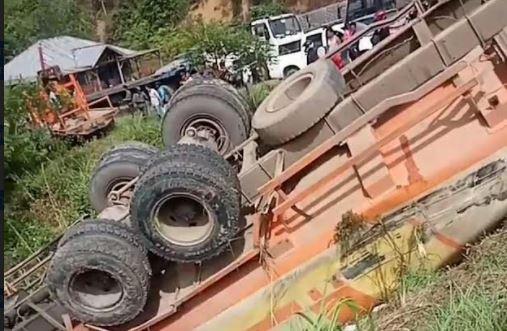 title Kecelakaan Beruntun Truk Remb Blong di Paluta, 2 Mobil Masuk Jurang 11 Luka-Luka Kecelakaan Beruntun Truk Remb Blong di Paluta, 2 Mobil Masuk Jurang 11 Luka-Luka