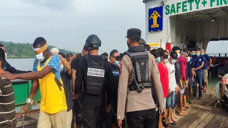 Begini Penampakan 58 Narapidana dari Banten saat Tiba di Nusakambangan 