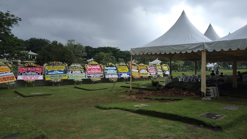 Gerimis Iringi Pemakaman Anak Nurul Arifin di Sandiego Hills Karawang