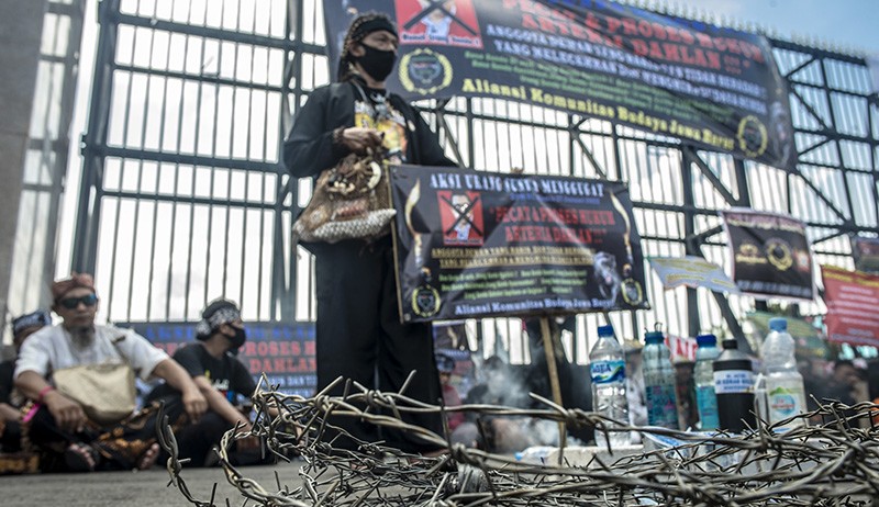 Tangan Dibor hingga Makan Api Warnai Unjuk Rasa Tuntut Arteria Dahlan Dipecat - Bagian 3