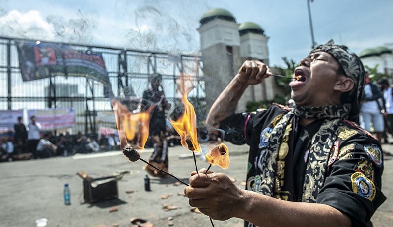 Tangan Dibor hingga Makan Api Warnai Unjuk Rasa Tuntut Arteria Dahlan Dipecat - Bagian 1