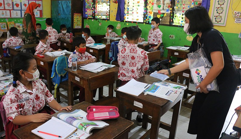 MNC Peduli Bagikan Masker-Hand Sanitizer untuk Murid SDN Cikini 01 Pagi - Bagian 2