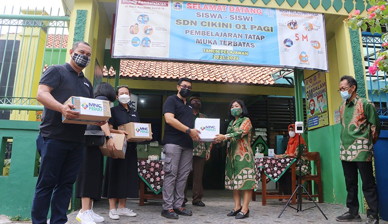 MNC Peduli Bagikan Masker-Hand Sanitizer untuk Murid SDN Cikini 01 Pagi - Bagian 4