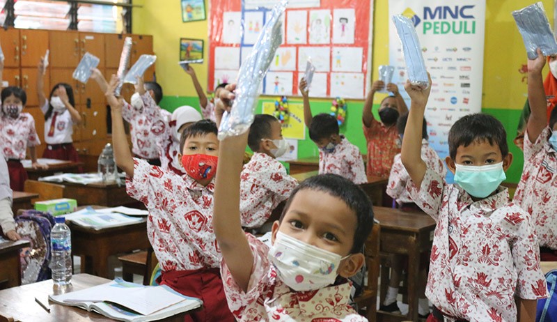 MNC Peduli Bagikan Masker-Hand Sanitizer untuk Murid SDN Cikini 01 Pagi - Bagian 3