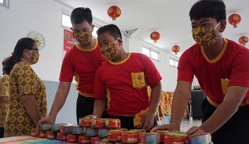 Sekolah di Semarang Jaga Tradisi Imlek dengan Bagi-Bagi Kue Keranjang - Bagian 2