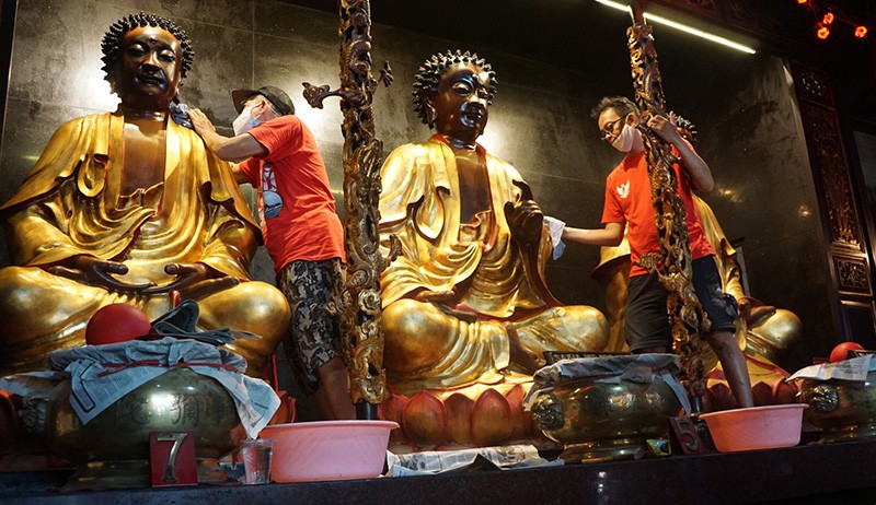 Ritual Cuci Patung Dewa Jelang Perayaan Imlek - Bagian 1