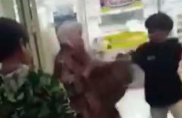Viral Aksi Perundungan Ibu oleh 2 Remaja di Minimarket Bandung, Netizen Geram
