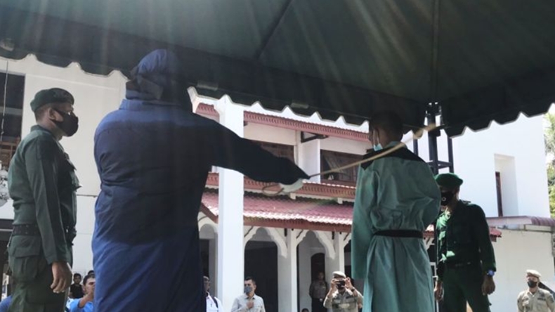 Jadi Bandar Chip Domino, 2 Pria Asal Sigli Dihukum Cambuk di Halaman Masjid