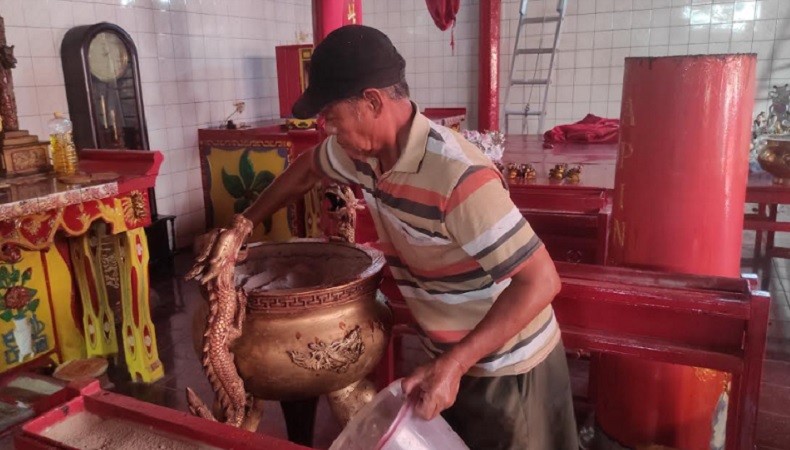 Melihat Persiapan Kelenteng Kong Fuk Miau Jelang Perayaan Imlek