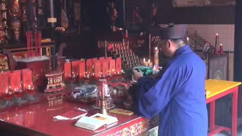 Jelang Perayaan Imlek, di Tegal Digelar Ritual Buka Pintu Kelenteng Tek Hay Kiong