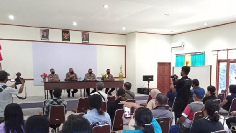 title Identifikasi 17 Jenazah, Tim DVI Polri Kumpulkan Keluarga Korban Bentrokan Sorong Identifikasi 17 Jenazah, Tim DVI Polri Kumpulkan Keluarga Korban Bentrokan Sorong